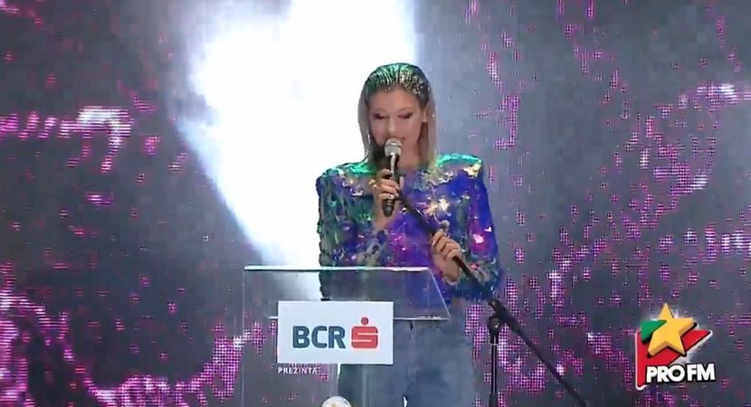 bandicam 2017-10-03 21-54-26-229 - 01 Alina scena concert