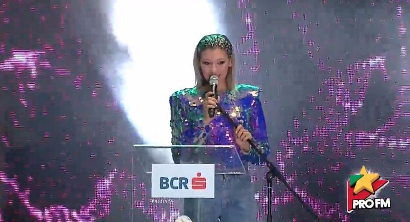 bandicam 2017-10-03 21-54-26-644 - 01 Alina scena concert