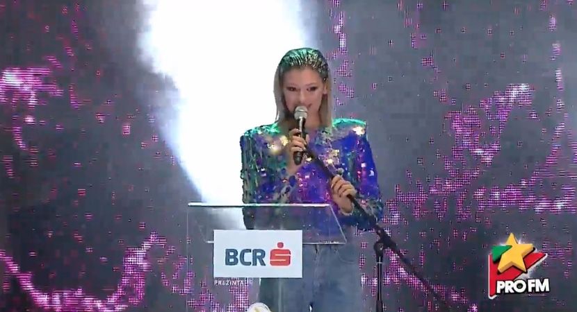 bandicam 2017-10-03 21-54-26-834 - 01 Alina scena concert