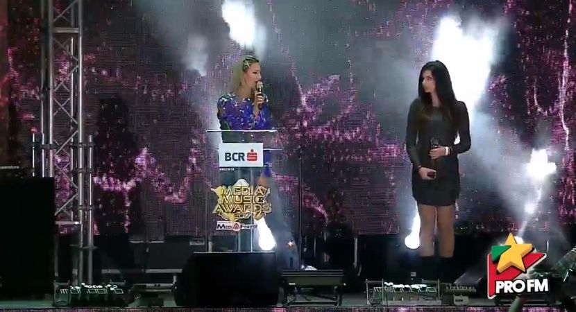 bandicam 2017-10-03 21-54-33-089 - 01 Alina scena concert