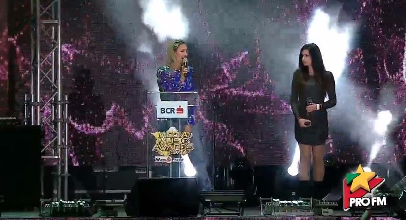 bandicam 2017-10-03 21-54-33-435 - 01 Alina scena concert