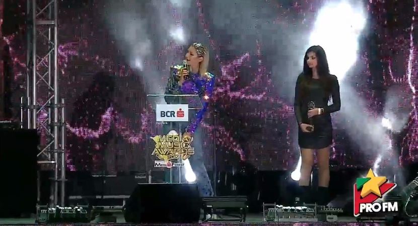 bandicam 2017-10-03 21-54-36-727 - 01 Alina scena concert