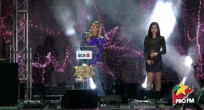 bandicam 2017-10-03 21-54-36-988 - 01 Alina scena concert