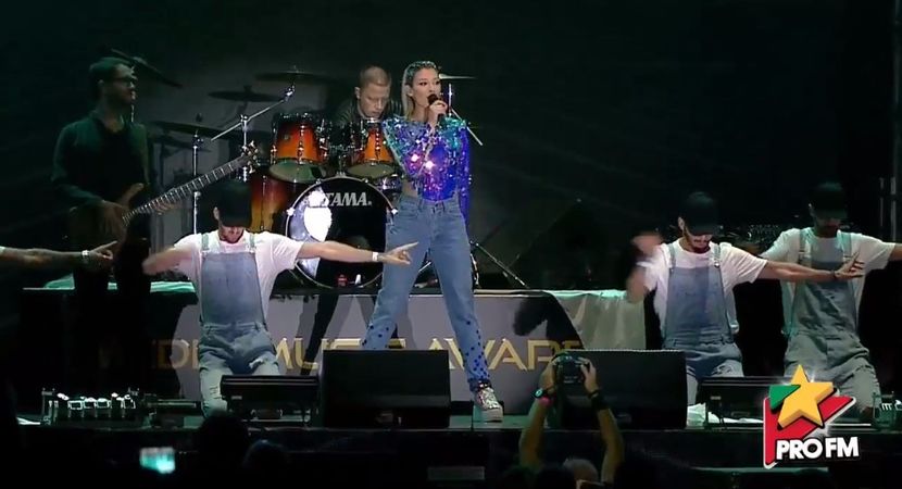 bandicam 2017-10-03 21-55-49-235 - 01 Alina scena concert