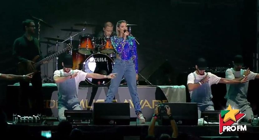 bandicam 2017-10-03 21-55-49-625 - 01 Alina scena concert