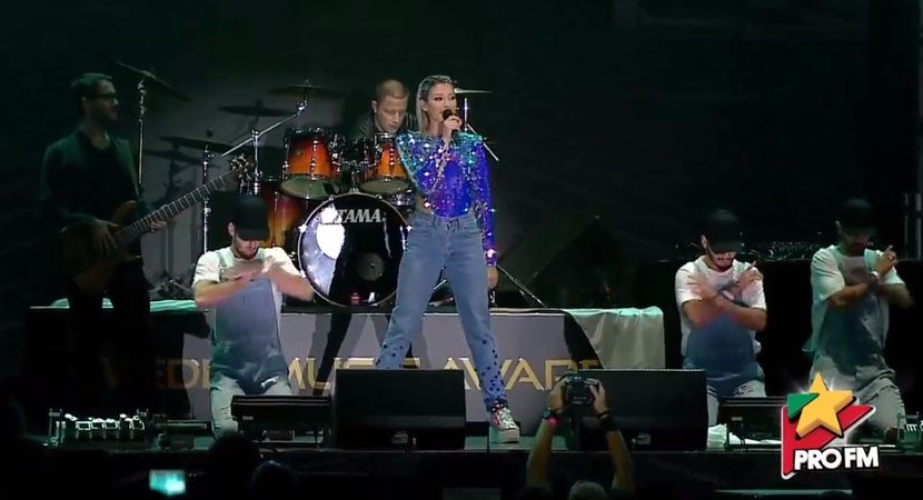 bandicam 2017-10-03 21-55-49-790 - 01 Alina scena concert