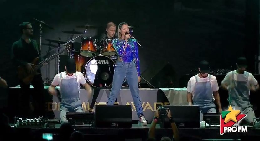 bandicam 2017-10-03 21-55-50-130 - 01 Alina scena concert