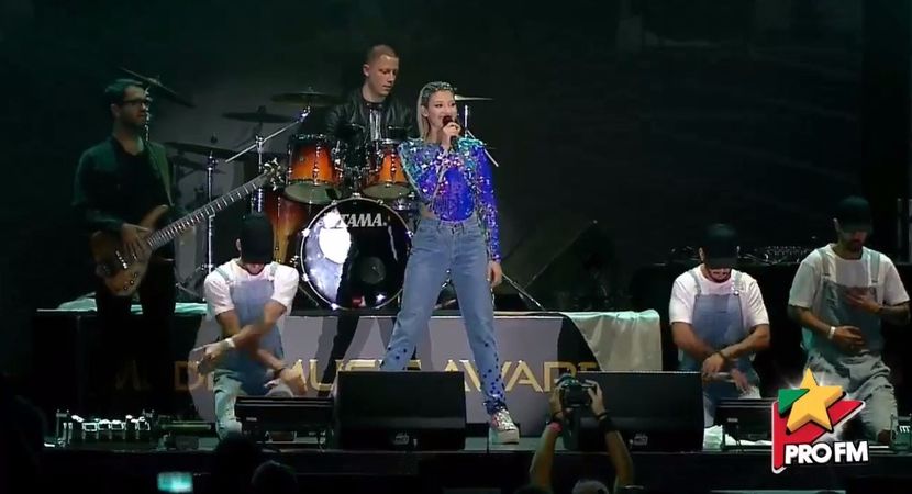 bandicam 2017-10-03 21-55-51-139 - 01 Alina scena concert