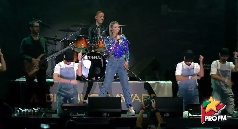 bandicam 2017-10-03 21-55-51-893 - 01 Alina scena concert