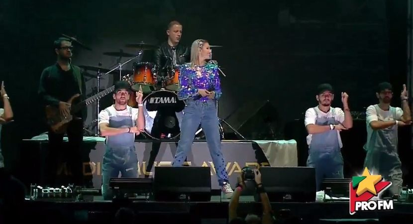 bandicam 2017-10-03 21-55-52-256 - 01 Alina scena concert
