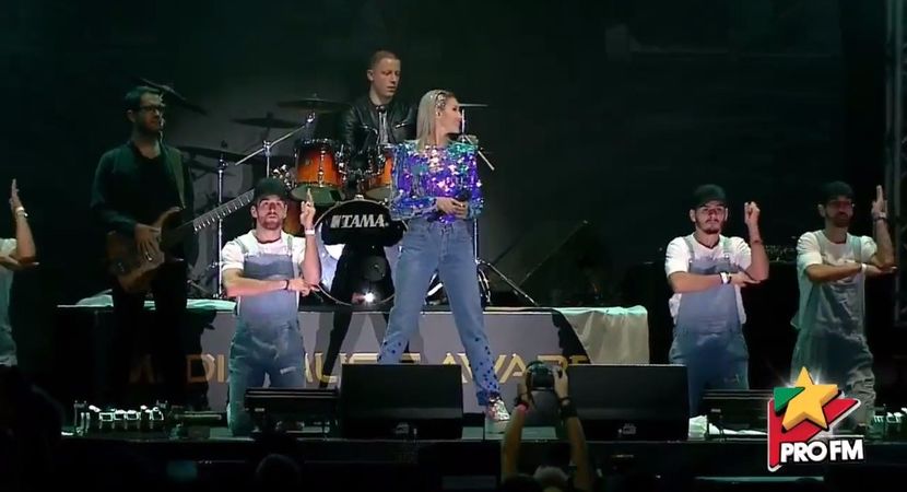 bandicam 2017-10-03 21-55-52-460 - 01 Alina scena concert