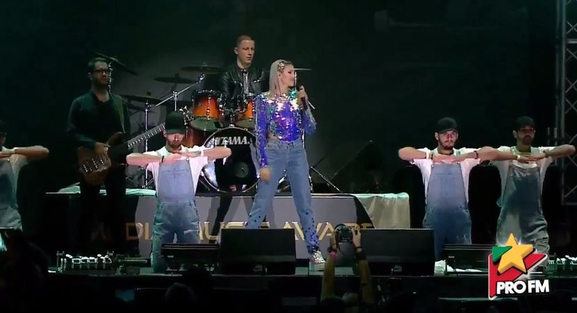 bandicam 2017-10-03 21-55-53-065 - 01 Alina scena concert