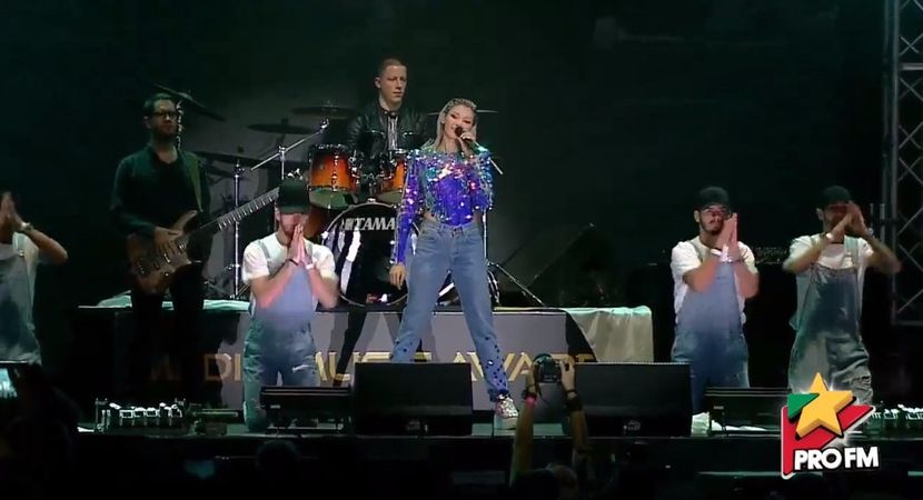 bandicam 2017-10-03 21-55-53-479 - 01 Alina scena concert