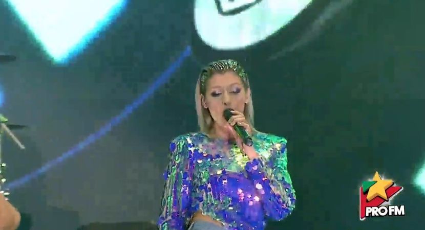 bandicam 2017-10-03 21-56-28-722 - 01 Alina scena concert
