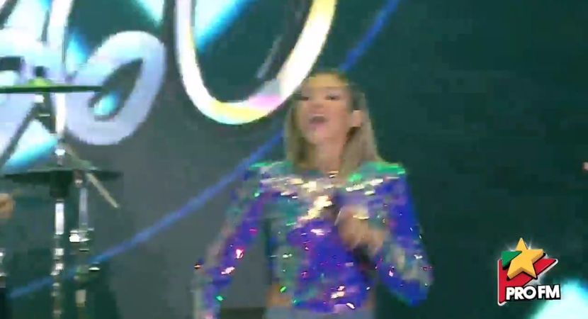 bandicam 2017-10-03 21-56-33-630 - 01 Alina scena concert