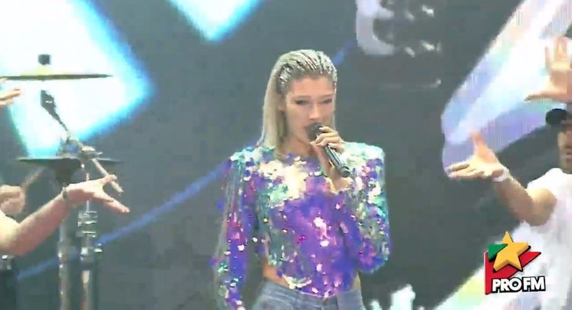 bandicam 2017-10-03 21-56-33-940 - 01 Alina scena concert