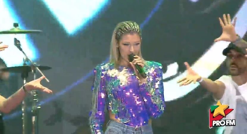 bandicam 2017-10-03 21-56-34-207 - 01 Alina scena concert