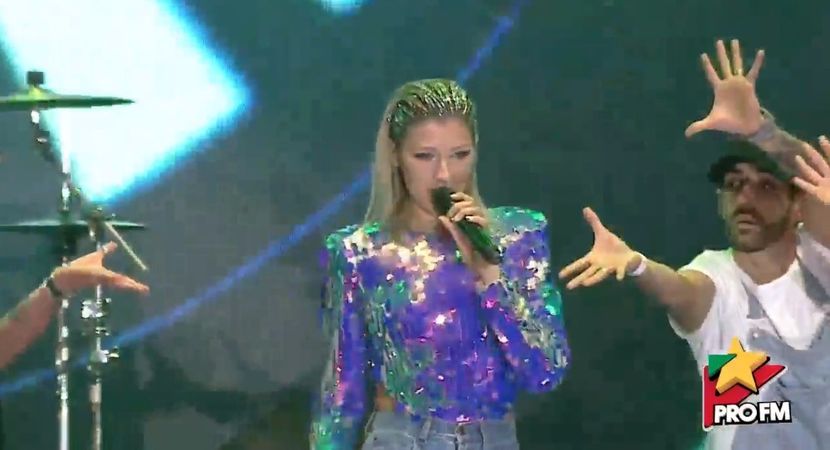 bandicam 2017-10-03 21-56-34-528 - 01 Alina scena concert