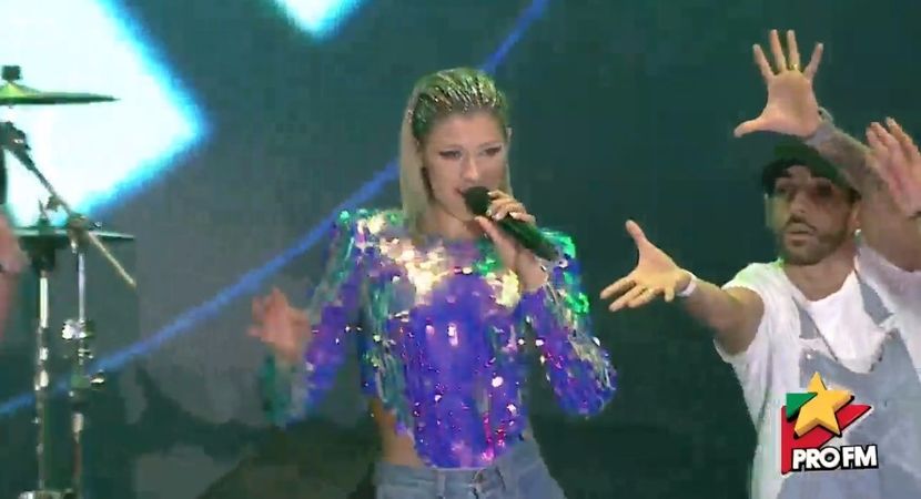 bandicam 2017-10-03 21-56-34-728 - 01 Alina scena concert