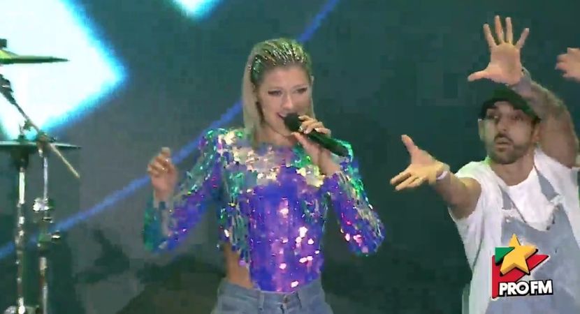 bandicam 2017-10-03 21-56-34-912 - 01 Alina scena concert