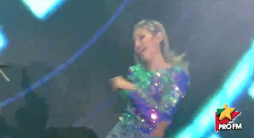 bandicam 2017-10-03 21-56-40-161 - 01 Alina scena concert