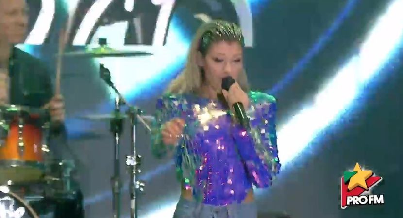 bandicam 2017-10-03 21-56-41-193 - 01 Alina scena concert