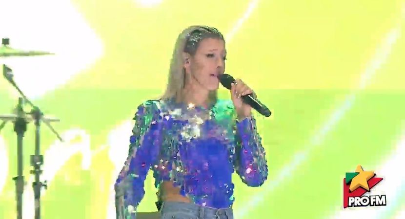 bandicam 2017-10-03 21-56-42-078 - 01 Alina scena concert