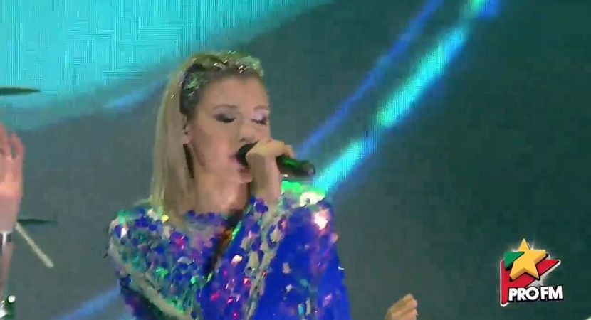 bandicam 2017-10-03 21-56-56-926 - 01 Alina scena concert