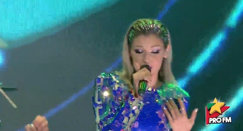 bandicam 2017-10-03 21-56-57-454 - 01 Alina scena concert