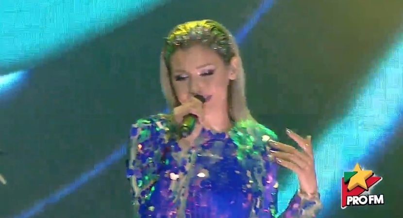 bandicam 2017-10-03 21-56-57-954 - 01 Alina scena concert