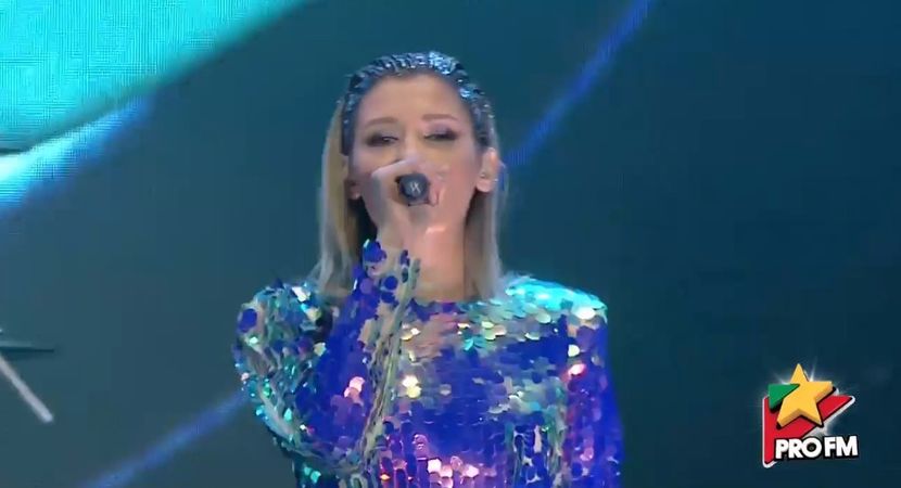 bandicam 2017-10-03 21-56-59-126 - 01 Alina scena concert