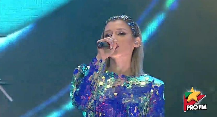 bandicam 2017-10-03 21-56-59-726 - 01 Alina scena concert