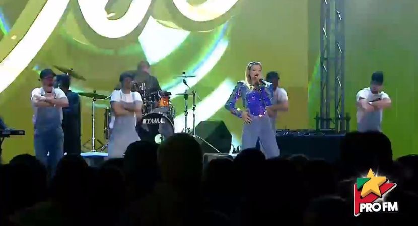 bandicam 2017-10-03 21-58-00-651 - 01 Alina scena concert