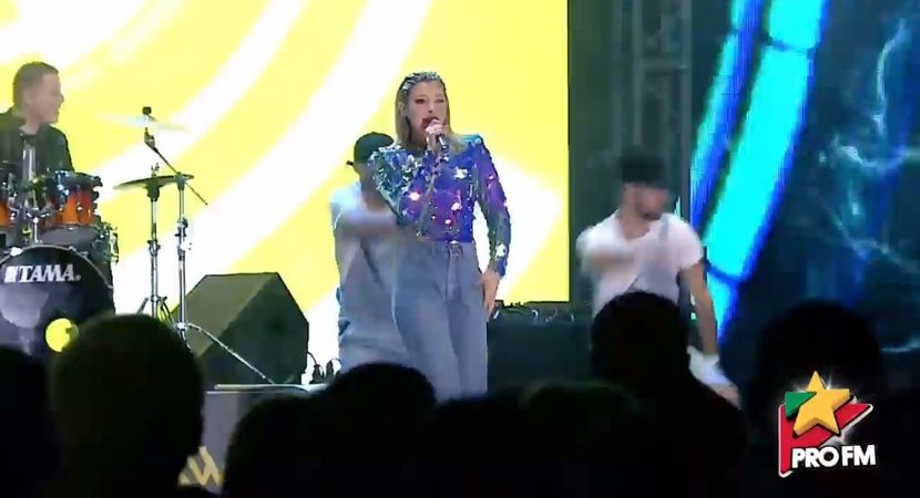 bandicam 2017-10-03 21-58-28-661 - 01 Alina scena concert