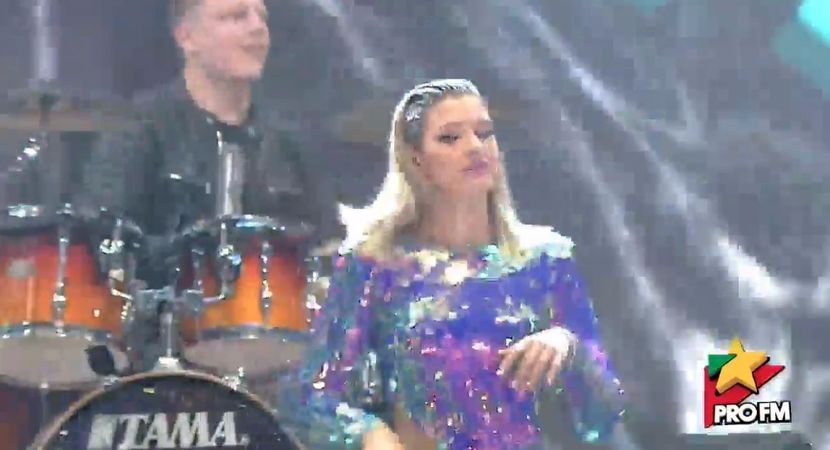 bandicam 2017-10-03 21-58-33-103 - 01 Alina scena concert