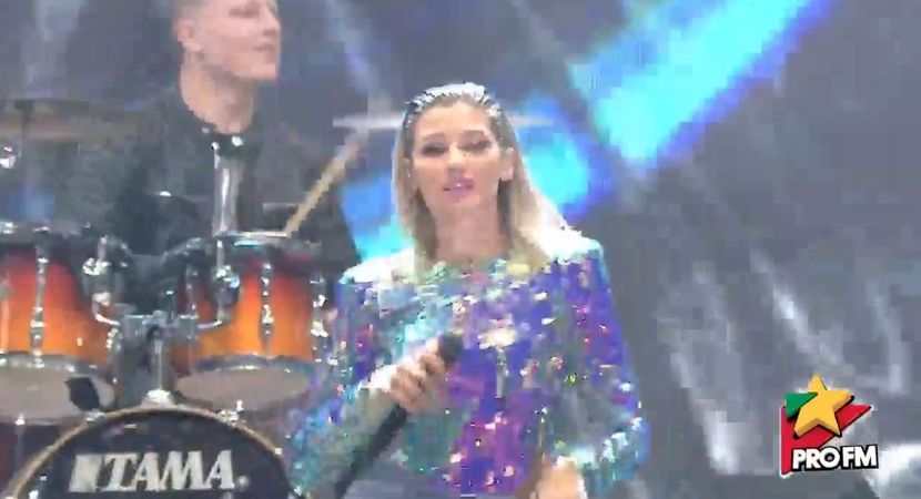 bandicam 2017-10-03 21-58-33-390 - 01 Alina scena concert