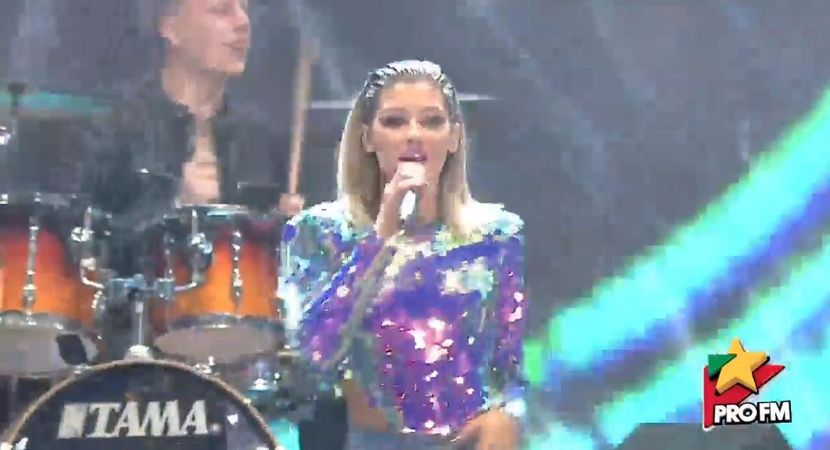 bandicam 2017-10-03 21-58-33-606 - 01 Alina scena concert