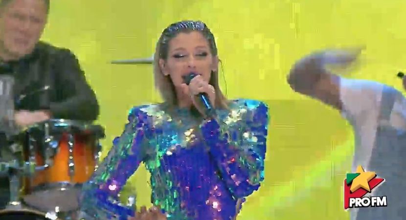 bandicam 2017-10-03 21-58-00-089 - 01 Alina scena concert