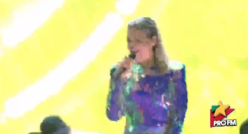 bandicam 2017-10-03 21-58-21-188 - 01 Alina scena concert