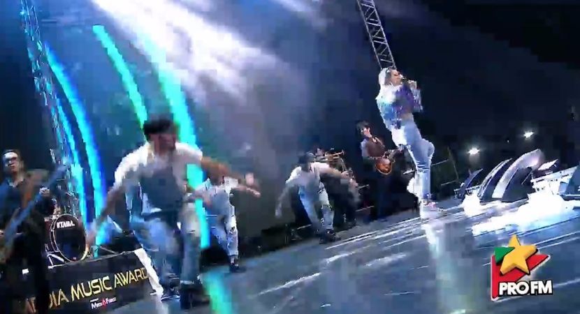 bandicam 2017-10-03 21-58-21-819 - 01 Alina scena concert