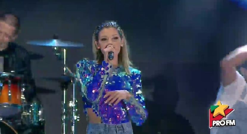 bandicam 2017-10-03 21-58-29-239 - 01 Alina scena concert