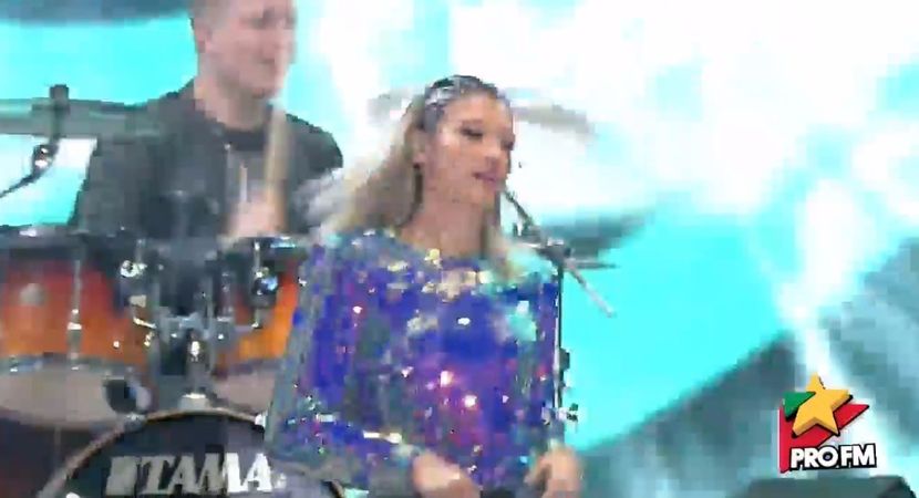 bandicam 2017-10-03 21-58-32-824 - 01 Alina scena concert