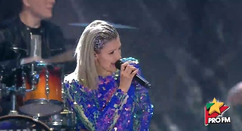 bandicam 2017-10-03 21-58-41-150 - 01 Alina scena concert