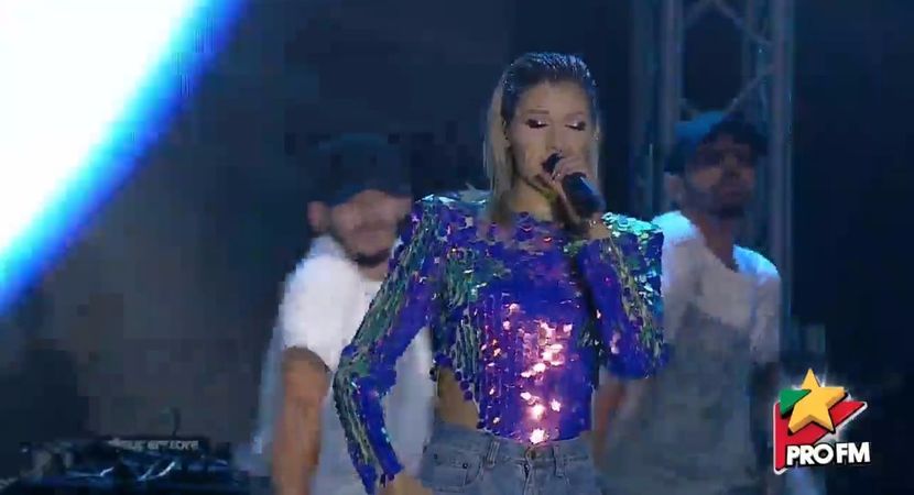 bandicam 2017-10-03 22-00-04-662 - 01 Alina scena concert