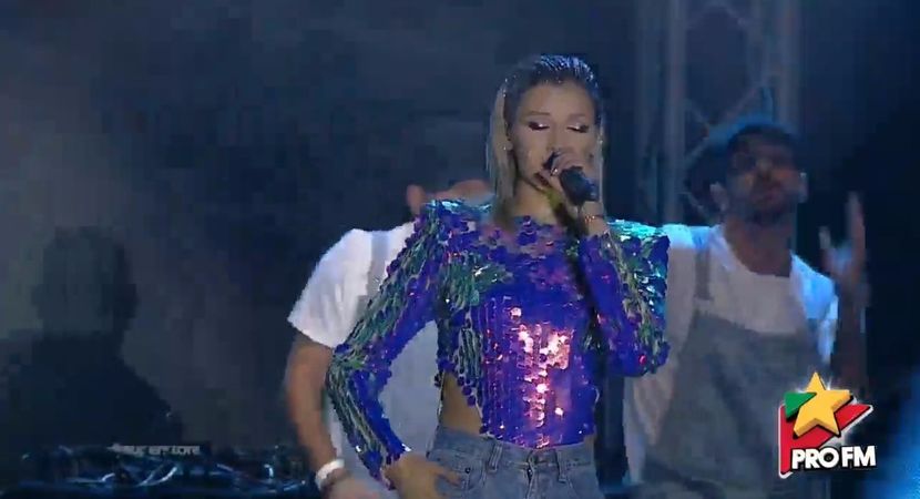 bandicam 2017-10-03 22-00-04-859 - 01 Alina scena concert