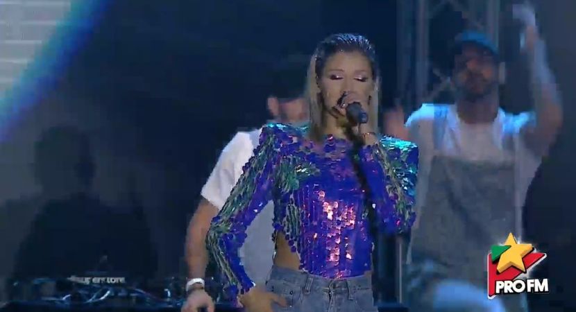 bandicam 2017-10-03 22-00-04-995 - 01 Alina scena concert