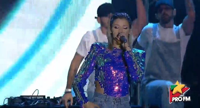 bandicam 2017-10-03 22-00-05-225 - 01 Alina scena concert