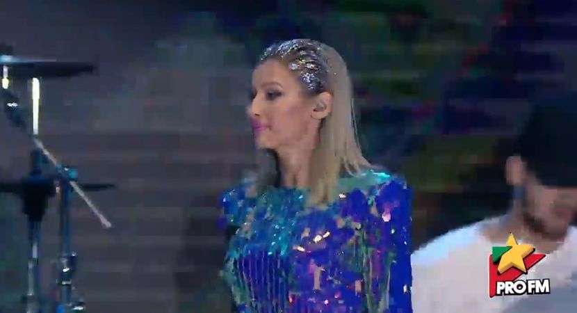 bandicam 2017-10-03 22-01-04-622 - 01 Alina scena concert