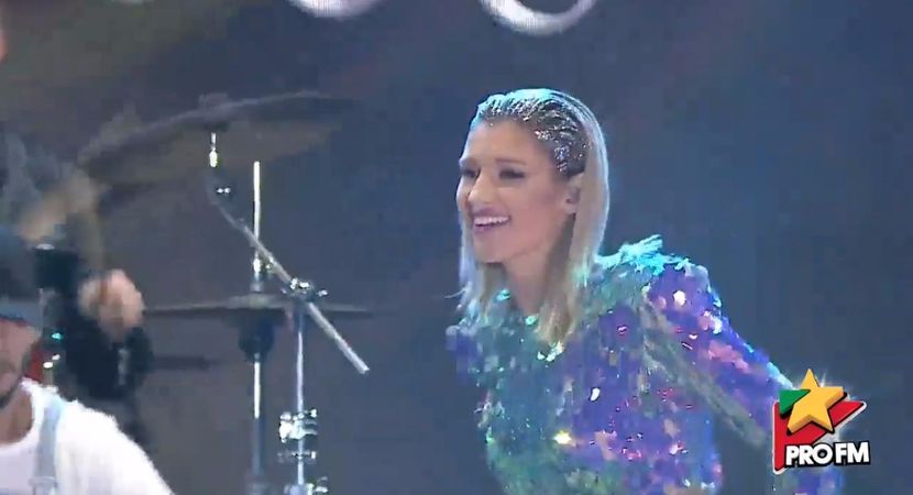 bandicam 2017-10-03 22-02-44-332 - 01 Alina scena concert