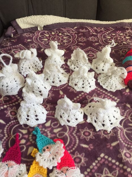  - Haine și jucării lucrate manual